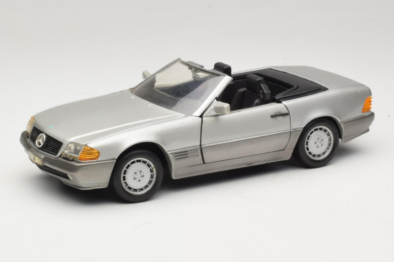 Mercedes SL 500 R129 Сребрист Revell 1:18 8801-P1 Метал