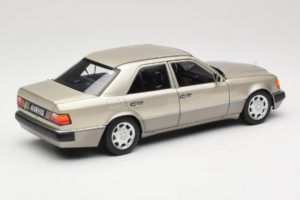 Mercedes 500E W124 Smoke Silver Дилърска Серия Norev 1:18 B66040724 Метал — снимка 3 от 8
