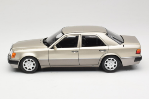 Mercedes 500E W124 Smoke Silver Дилърска Серия Norev 1:18 B66040724 Метал — снимка 4 от 8