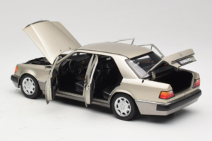 Mercedes 500E W124 Smoke Silver Дилърска Серия Norev 1:18 B66040724 Метал — снимка 5 от 8