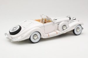 Mercedes 500K Special Roadster Бял Premiere Edition Maisto 1:18 536055 Метал — снимка 3 от 8
