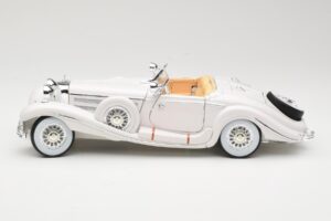 Mercedes 500K Special Roadster Бял Premiere Edition Maisto 1:18 536055 Метал — снимка 4 от 8
