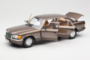 Mercedes 560 SEL W126 Impala Кафяв Дилърско Издание Norev 1:18 B66040646 Метал — снимка 2 от 8