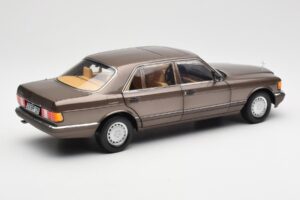 Mercedes 560 SEL W126 Impala Кафяв Дилърско Издание Norev 1:18 B66040646 Метал — снимка 3 от 8