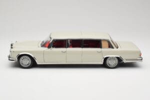 Mercedes 600 Pullman W100 Светлосив NZG 1:18 B66040708 Метал — снимка 4 от 8