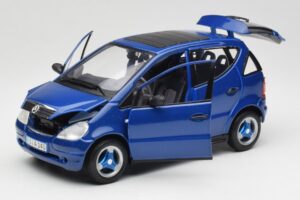 Mercedes A-Class W168 Тъмносин Maisto 1:18 B66005219 Метал — снимка 2 от 8