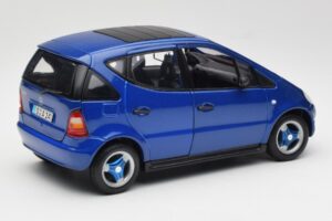 Mercedes A-Class W168 Тъмносин Maisto 1:18 B66005219 Метал — снимка 3 от 8