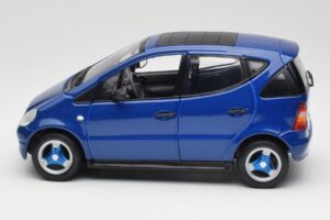 Mercedes A-Class W168 Тъмносин Maisto 1:18 B66005219 Метал — снимка 4 от 8