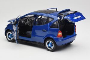 Mercedes A-Class W168 Тъмносин Maisto 1:18 B66005219 Метал — снимка 5 от 8