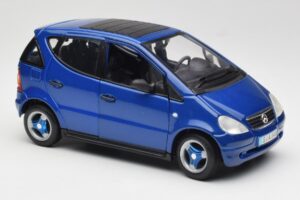 Mercedes A-Class W168 Тъмносин Maisto 1:18 B66005219 Метал — снимка 6 от 8