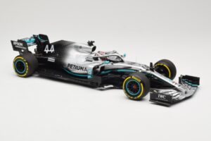 Mercedes AMG Petronas W10 #44 L. Hamilton F1 World Champion Dealer Edition 2019 Minichamps 1:18 B66960567 Метал — снимка 4 от 7
