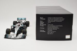 Mercedes AMG Petronas W10 #44 L. Hamilton F1 World Champion Dealer Edition 2019 Minichamps 1:18 B66960567 Метал — снимка 6 от 7