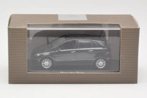 Mercedes B-Class W245 Cosmos Black Minichamps 1:43 B66962218 Метал — снимка 4 от 4