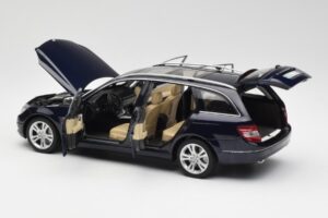 Mercedes C-Class S204 T-Modell Tanzanite Син AUTOart 1:18 B66962352 Метал — снимка 5 от 8