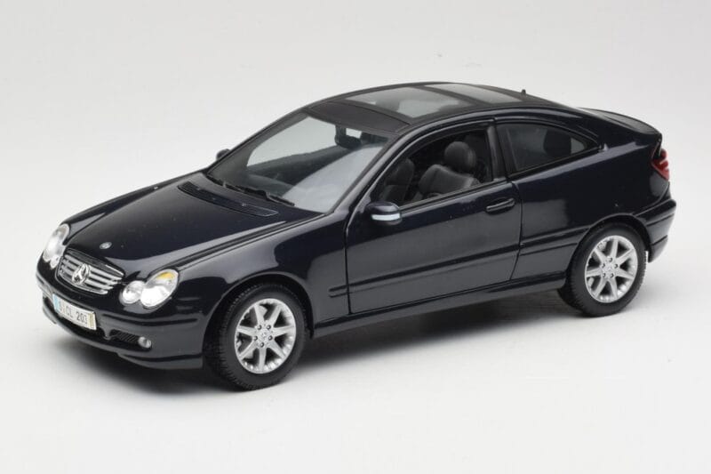 Mercedes C-Class Sports Coupe CL203 Син Maisto 1:18 B66962124 Метал