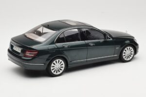 Mercedes C-Class W204 Avantgarde Тъмнозелен AUTOart 1:18 B66962366 Метал — снимка 2 от 8