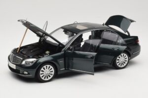 Mercedes C-Class W204 Avantgarde Тъмнозелен AUTOart 1:18 B66962366 Метал — снимка 3 от 8