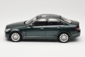 Mercedes C-Class W204 Avantgarde Тъмнозелен AUTOart 1:18 B66962366 Метал — снимка 4 от 8