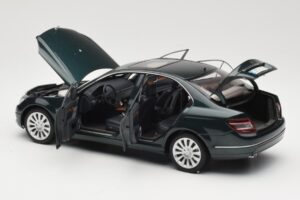 Mercedes C-Class W204 Avantgarde Тъмнозелен AUTOart 1:18 B66962366 Метал — снимка 5 от 8
