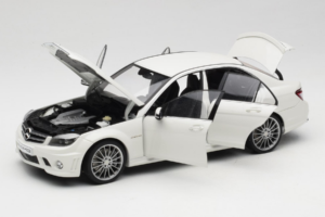 Mercedes AMG C63 W204 Бял AUTOart 1:18 72674-R1 Метал — снимка 2 от 8