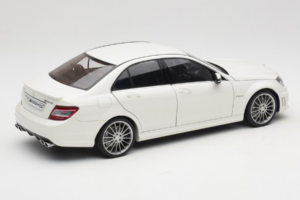 Mercedes AMG C63 W204 Бял AUTOart 1:18 72674-R1 Метал — снимка 3 от 8