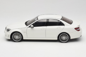 Mercedes AMG C63 W204 Бял AUTOart 1:18 72674-R1 Метал — снимка 4 от 8