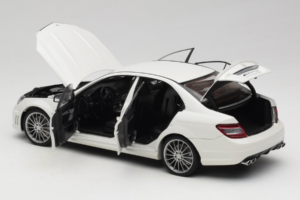 Mercedes AMG C63 W204 Бял AUTOart 1:18 72674-R1 Метал — снимка 5 от 8