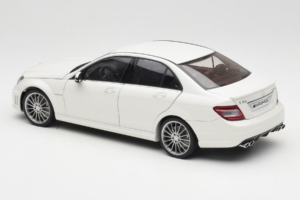 Mercedes AMG C63 W204 Бял AUTOart 1:18 72674-R1 Метал — снимка 7 от 8