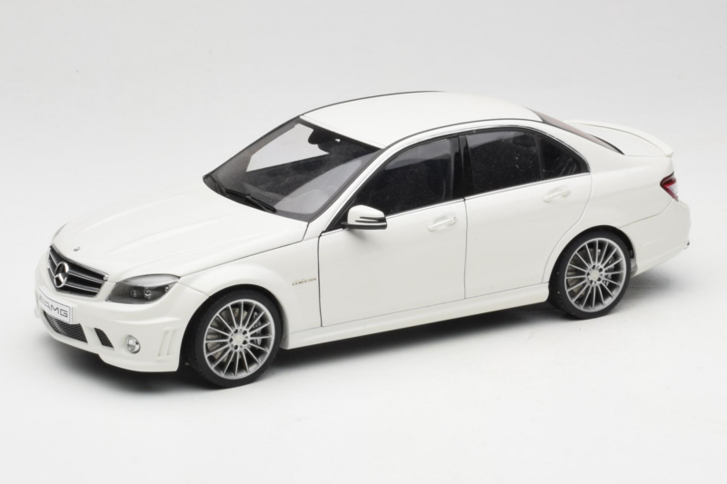 Mercedes AMG C63 W204 Бял AUTOart 1:18 72674-R1 Метал
