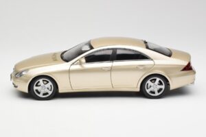 Mercedes CLS C219 Светло Бежово Злато Kyosho 1:18 08401LBE Метал — снимка 4 от 8