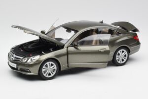 Mercedes E-Class Coupe C207 Titanite Сив Металик Minichamps 1:18 B66962419 Метал — снимка 2 от 8