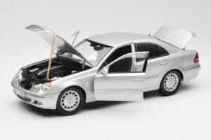 Mercedes E-Class W211 Сребрист Kyosho 1:18 B66962146 Метал — снимка 2 от 8
