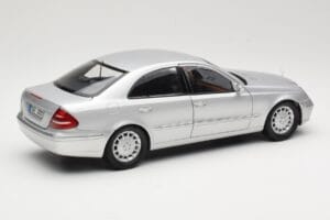 Mercedes E-Class W211 Сребрист Kyosho 1:18 B66962146 Метал — снимка 3 от 8