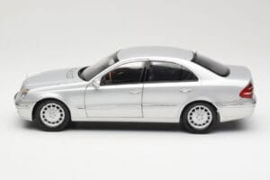 Mercedes E-Class W211 Сребрист Kyosho 1:18 B66962146 Метал — снимка 4 от 8