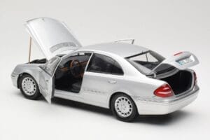Mercedes E-Class W211 Сребрист Kyosho 1:18 B66962146 Метал — снимка 5 от 8