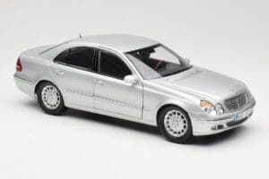 Mercedes E-Class W211 Сребрист Kyosho 1:18 B66962146 Метал — снимка 6 от 8