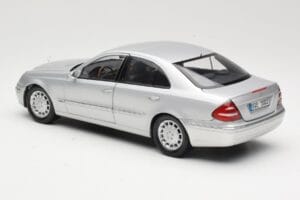 Mercedes E-Class W211 Сребрист Kyosho 1:18 B66962146 Метал — снимка 7 от 8