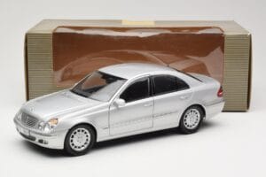 Mercedes E-Class W211 Сребрист Kyosho 1:18 B66962146 Метал — снимка 8 от 8