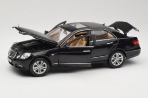 Mercedes E-Class W211 Черен Maisto 1:18 31172 Метал — снимка 2 от 8