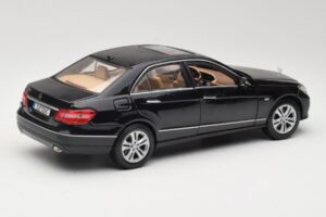 Mercedes E-Class W211 Черен Maisto 1:18 31172 Метал — снимка 3 от 8