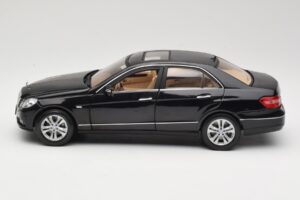 Mercedes E-Class W211 Черен Maisto 1:18 31172 Метал — снимка 4 от 8