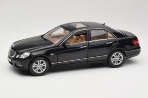 Mercedes E-Class W211 Черен Maisto 1:18 31172 Метал