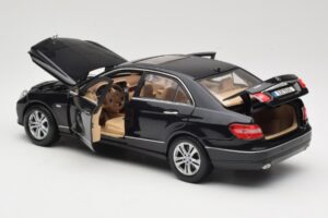 Mercedes E-Class W211 Черен Maisto 1:18 31172 Метал — снимка 5 от 8