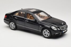 Mercedes E-Class W211 Черен Maisto 1:18 31172 Метал — снимка 6 от 8