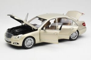 Mercedes E-Class W212 Elegance Pearl Бежово Металик Minichamps 1:18 B66960215 Метал — снимка 2 от 8