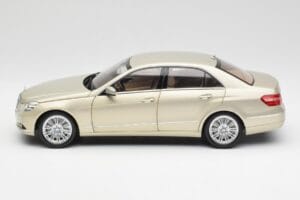 Mercedes E-Class W212 Elegance Pearl Бежово Металик Minichamps 1:18 B66960215 Метал — снимка 4 от 8