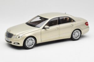Mercedes E-Class W212 Elegance Pearl Бежово Металик Minichamps 1:18 B66960215 Метал