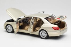 Mercedes E-Class W212 Elegance Pearl Бежово Металик Minichamps 1:18 B66960215 Метал — снимка 5 от 8