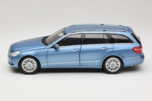 Mercedes E-Class W212 Estate Indigolith Metallic Blue Minichamps 1:18 B66962449 Метал — снимка 4 от 8