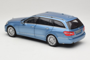 Mercedes E-Class W212 Estate Indigolith Metallic Blue Minichamps 1:18 B66962449 Метал — снимка 7 от 8